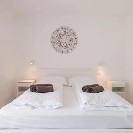 Holidayhouse Duje 4+1 Rooftop Terrace Seaview شقة *